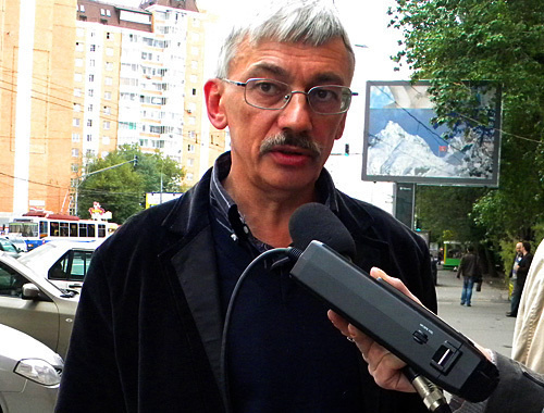 Oleg Orlov at the entrance to the Khamovniki Court before the session, September 13, 2010. Photo by the "Caucasian Knot"