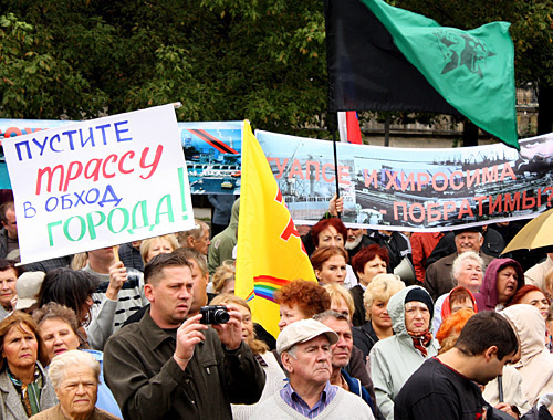 Black-green ecologists' banner over the rally of Tuapse residents. Inscription on the poster: "Build highway round about the city!" October 3, 2010. Photo by the "Caucasian Knot"