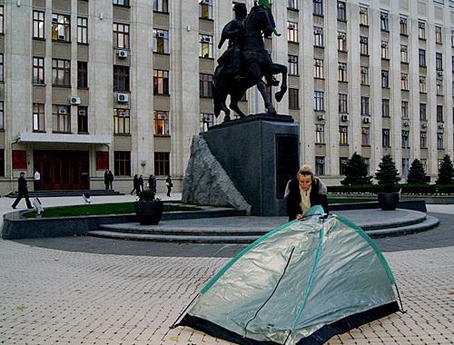 Irina Kolesnikova sets up her tent near the Administration of the Krasnodar territory. October 27, 2010. Photo by Yulia Yakovleva for the "Caucasian Knot"