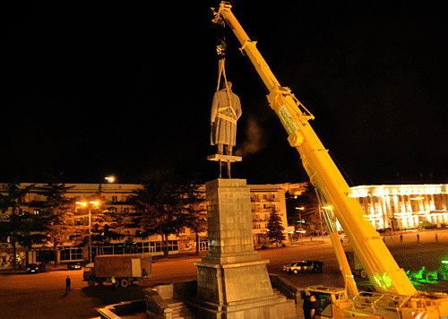 Dismantling of monument to Stalin in Gori, Georgia, June 25, 2010. Photo by http://netgazeti.ge