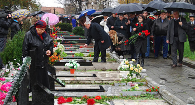 Top-level officials of North Ossetia come to commemorate victims of Ossetian-Ingush conflict. Vladikavkaz, October 30, 2010. Photo by the "Caucasian Knot"