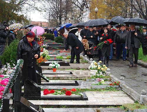 Top-level officials of North Ossetia come to commemorate victims of Ossetian-Ingush conflict. Vladikavkaz, October 30, 2010. Photo by the "Caucasian Knot"