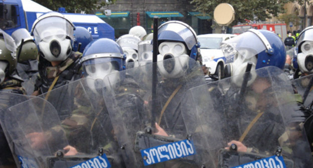 Policemen in Rustaveli Avenue in Tbilisi on November 7, 2007. Photo from www.civil.ge by David Machavariani