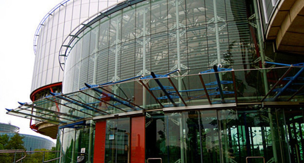 Entrance to the European Court of Human Rights, Strasbourg. Photo by www.flickr.com/photos/mnkysuit