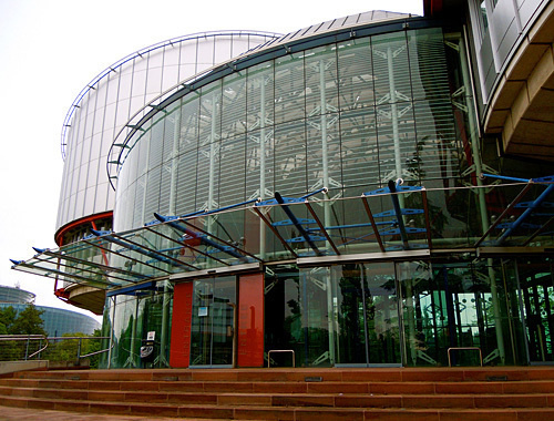 Entrance to the European Court of Human Rights, Strasbourg. Photo by www.flickr.com/photos/mnkysuit