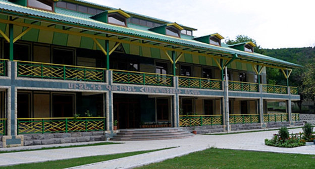 Nagorno-Karabakh Republic, school in Vank village. Photo by http://ru.wikipedia.org