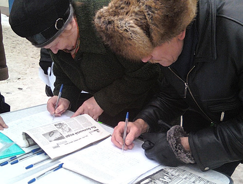 Ecologists collect signatures under appeal to Russian President against actions of the OJSC "Plastcard". Volgograd, December 4, 2010. Photo by the "Caucasian Knot"