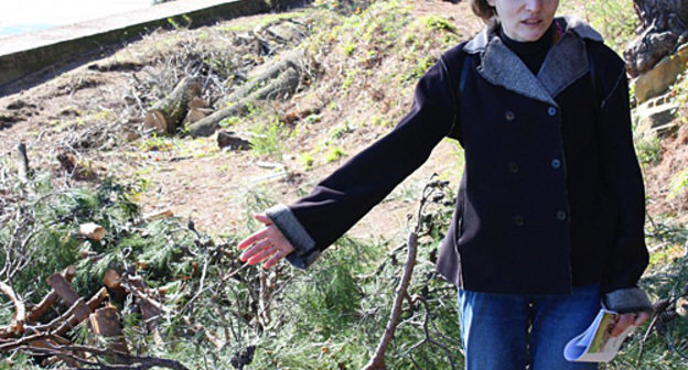 Gayane Antonova, a member of the initiative group for defending the monument of nature "Cape Vidnoe", at the picket in its protection in Khosta settlement, March 20, 2010. Photo by the "Caucasian Knot"