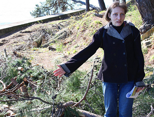 Gayane Antonova, a member of the initiative group for defending the monument of nature "Cape Vidnoe", at the picket in its protection in Khosta settlement, March 20, 2010. Photo by the "Caucasian Knot"