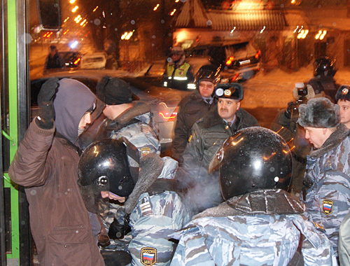 Examination of participants of the action in the Ostankino Park. Moscow, December 18, 2010. Photo by the "Caucasian Knot"