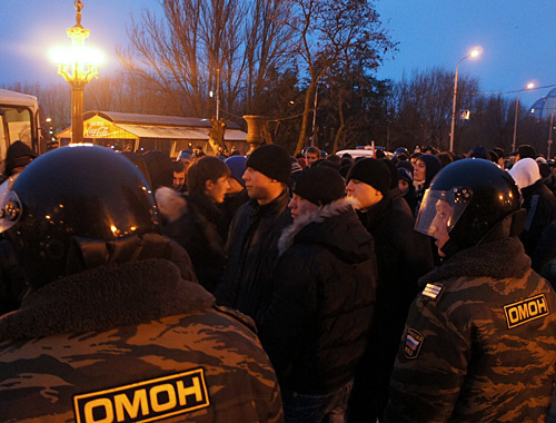 OMON (special militia) agents block a non-authorized rally in Volgograd, December 18, 2010. Photo by the "Caucasian Knot"