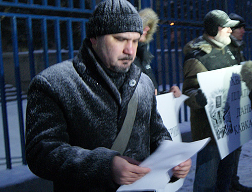 Ilya Lazarenko, co-chair of the National Democratic Alliance, reads out a resolution with a demand to expel North-Caucasian republics from the Russian Federation. Moscow, December 18, 2010. Photo by the "Caucasian Knot"