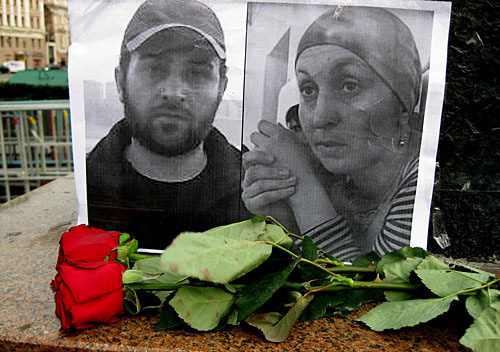 Portraits of Zarema Sadulayeva and Alik Dzhabrailov at the picket in their memory in Moscow, August 13, 2009. Photo by the "Caucasian Knot"