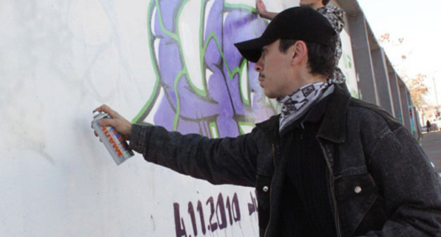 Dagestani graffiti masters paint on walls in Makhachkala, November 2010. Murad Magomedov for the "Caucasian Knot" 