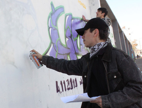 Dagestani graffiti masters paint on walls in Makhachkala, November 2010. Murad Magomedov for the "Caucasian Knot" 