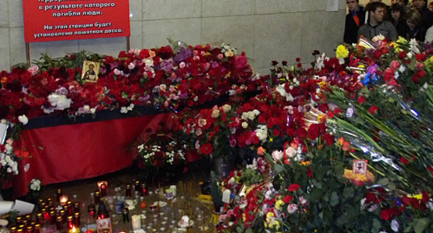 Flowers in memory of victims of the terror act in Lubyanka metro station, Moscow, March 30, 2010. Photo by the "Caucasian Knot"