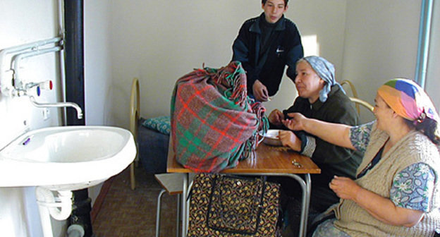 Residents of a temporary accommodation centre in Mayakovsky Street in Grozny, 2002. Photo by www.chechnyafree.ru