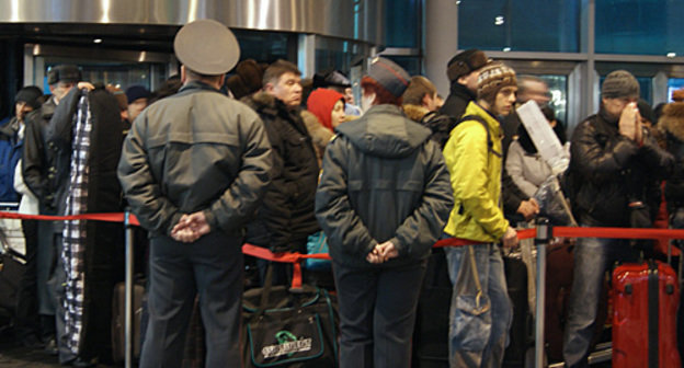 Inspection of arriving passengers at the entrance to the Domodedovo Airport, January 24, 2011. Photo by the "Caucasian Knot"