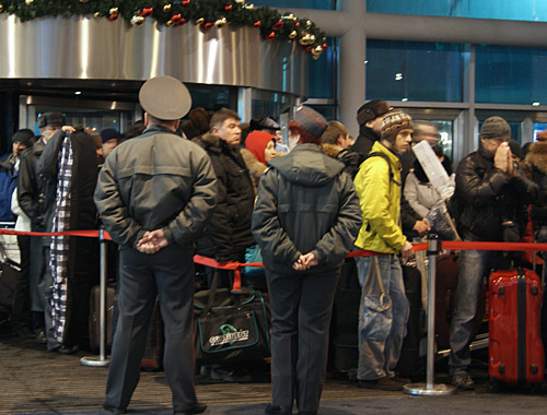 Inspection of arriving passengers at the entrance to the Domodedovo Airport, January 24, 2011. Photo by the "Caucasian Knot"