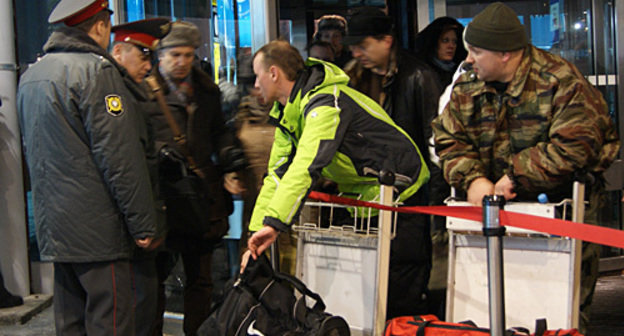 Inspection of arriving passengers at the entrance to the Domodedovo Airport, January 24, 2011. Photo by the "Caucasian Knot"