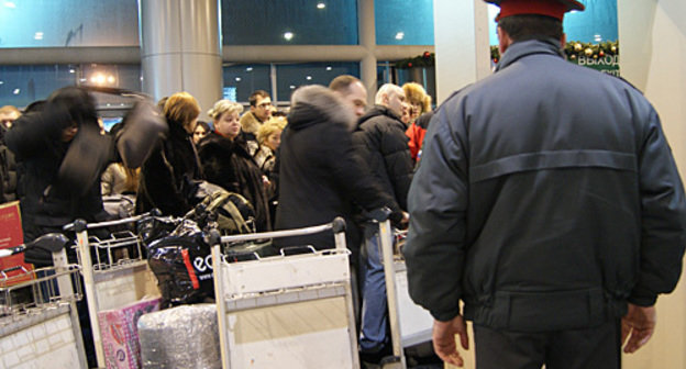 Inspection of arriving passengers at the entrance to the Domodedovo Airport, January 24, 2011. Photo by the "Caucasian Knot"