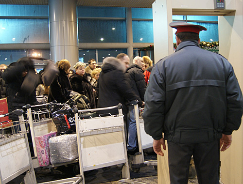 Inspection of arriving passengers at the entrance to the Domodedovo Airport, January 24, 2011. Photo by the "Caucasian Knot"