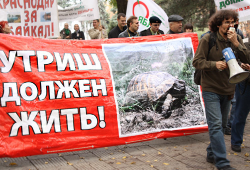 Andrei Rudomakha at the ecological rally in Krasnodar, October 23, 2010. Poster reads: "Utrish shall live on!" Photo by the "Caucasian Knot"