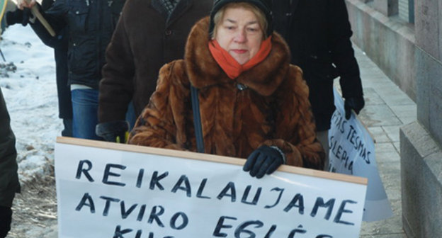 Picket held near the Regional Court in Vilnius with a demand of an open trial of Egle Kusaite. March 02 2011. Photo: Thomas Chivas