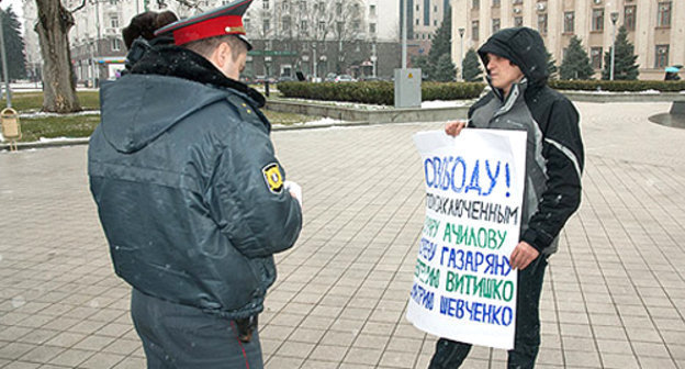 Solo picket of a member of the "Ecological Watch for Northern Caucasus" in Krasnodar defence of political prisoners kept in Tuapse. March 2, 2011. Courtesy of the newspaper "Da! Krasnodar", http://dakrasnodar.ru/news/dacha-tkacheva-020311