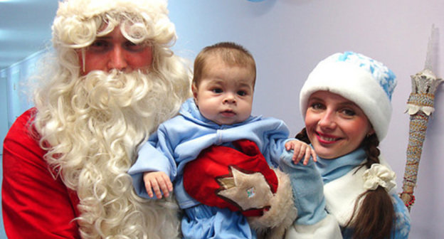 Yaroslav Kolosov (centre) at the Russian Children's Clinical Hospital, Moscow, January 2011. Photo by Elena Kolosova from the appeal to Russian President posted on LiveJournal at http://yarik-kolosov.livejournal.com