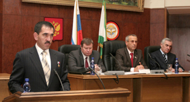 Parliament of Ingushetia vests Yunus-Bek Evkurov with the authority of republic's president. Nazran, 31.10.2008. Photo from the official website of the Republic of Ingushetia (http://www.ingushetia.ru)