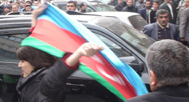 Unknown opposition activist with the national
banner of Azerbaijan near "Khagani" Garden in
Baku during the protest action on April 2, 2011.
Photo by the "Caucasian Knot"