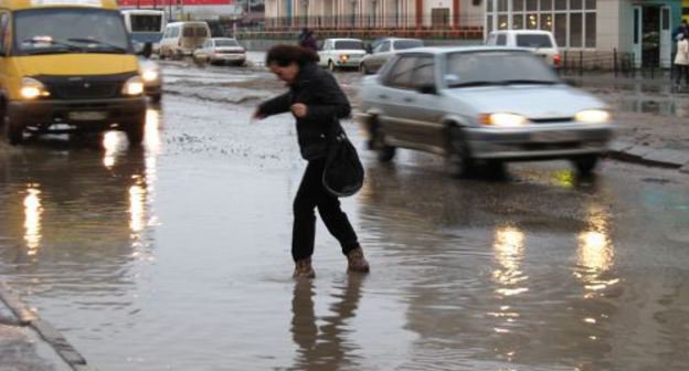 Passers-by have to ford flooded streets of Astrakhan. April 13, 2011. Photo by the "Caucasian Knot"