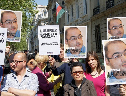 Paris, April 20, 2011. Protest action before the Azerbaijani Embassy with a demand to release journalist Einullah Fatullaev. Photo by Radio "Azadlyg", RFE/RL, http://www.azadliq.org