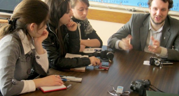 Roman Serebryany and Dagestani journalists at the training seminar on "Youth Leadership" in Makhachkala, April 14, 2011. Photo by the "Caucasian Knot"