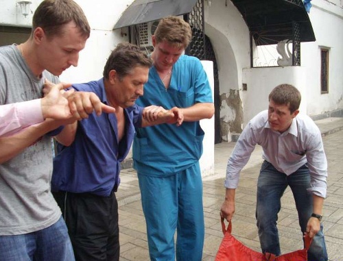 Igor Negerev released from custody and sent to hospital. Astrakhan, June 18, 2010. Courtesy of the Russian People's Democratic Union (http://nardemsoyuz.ru)