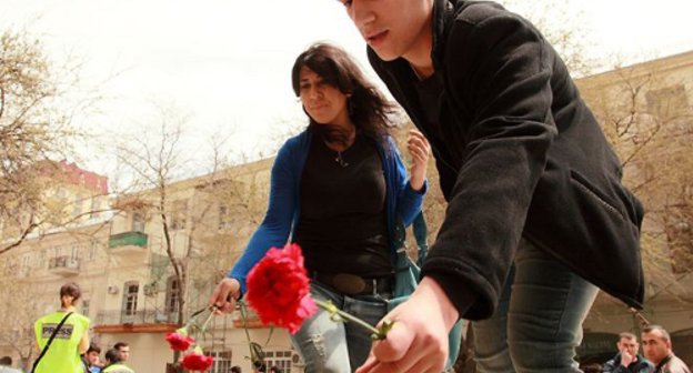 Youth laying flowers at the ASOA building in memory of massacre victims, Baku, April 30, 2011. Photo by Abbas Atilay (RFE/RL), www.azadliq.org