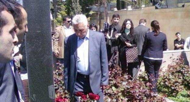 World Press Freedom Day: representatives of democratic journalism and public of Azerbaijan at Elmar Guseinov's tomb, Baku, May 3, 2011. Courtesy of the deyerler.org