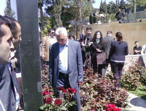 World Press Freedom Day: representatives of democratic journalism and public of Azerbaijan at Elmar Guseinov's tomb, Baku, May 3, 2011. Courtesy of the deyerler.org