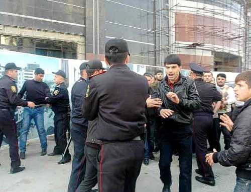 Baku, May 6, 2011. Policemen trying to disperse
the believers who went out to protest action to the building of the Ministry of Education of Azerbaijan against the ban on wearing hijabs in schools. Photo by the "Caucasian Knot"