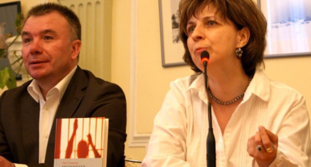 Zoya Svetova at presentation of her book "Innocent Is Found Guilty". Advocate Victor Parshutkin is on the left. Moscow, Cultural Centre "Pokrovskie Vorota", April 27, 2011. Photo by the "Caucasian Knot"