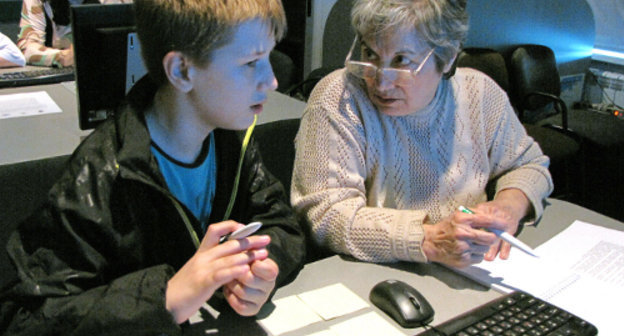 Sasha Shevelev explains the "lesson" to Maria Mikhailovna. May 6, 2011, Rostov-on-Don. Nuclear Energy Info Center. Photo by the "Caucasian Knot"