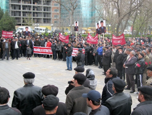 Rally of residents of the Dagestani Tabasaran District and public activists in defence of law enforcers in Rhodope Boulevard in Makhachkala, April 22, 2011. Photo by the "Caucasian Knot"