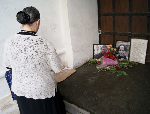 Laying flowers at the place of murder of Stanislav Markelov and Anastasia Baburova. Prechistenka St., Moscow, May 20, 2011. Photo by the "Caucasian Knot