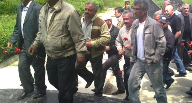 Veterans of the 1979-1989 war in Afghanistan, participants of the rally on May 15, 2011, lay flowers at the monument of perished comrades-in-arms, Makhachkala. Photo by the "Caucasian Knot"