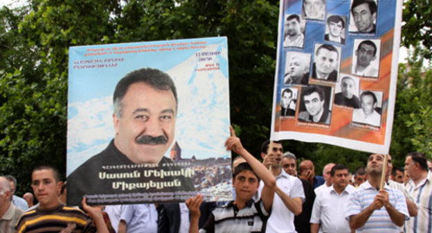 Action of the ANC rally in support of
Armenian political prisoners in Freedom Square
in Yerevan. June 18, 2010. Photo by Gagik
Shamshyan, "Armenia Today".