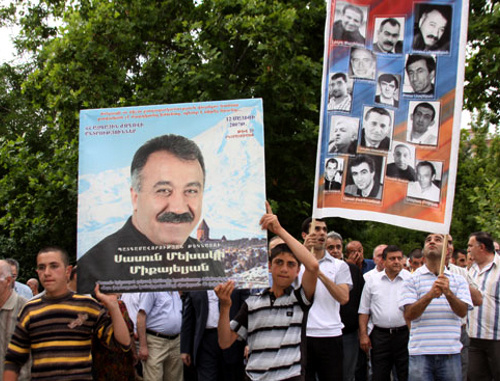 Action of the ANC rally in support of
Armenian political prisoners in Freedom Square
in Yerevan. June 18, 2010. Photo by Gagik
Shamshyan, "Armenia Today".