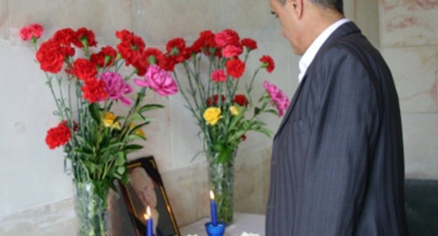 Colleagues from the North-Ossetian State
University mourn over the tragic death of
Shamil Dzhigkaeva in the foyer the building
of the Department of Ossetian philology.
Vladikavkaz, May 27, 2011. Photo: nosu.ru