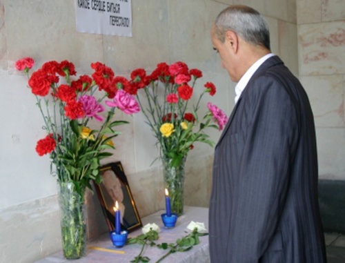 Colleagues from the North-Ossetian State
University mourn over the tragic death of
Shamil Dzhigkaeva in the foyer the building
of the Department of Ossetian philology.
Vladikavkaz, May 27, 2011. Photo: nosu.ru