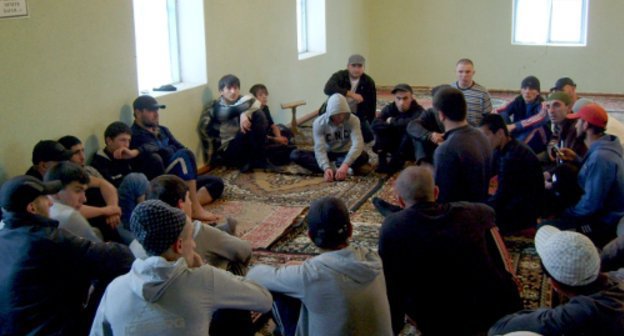 Parishioners of the mosque in the village of Sovietskoe, Magaramkent District of Dagestan, May 15, 2011. Photo by the "Caucasian Knot "